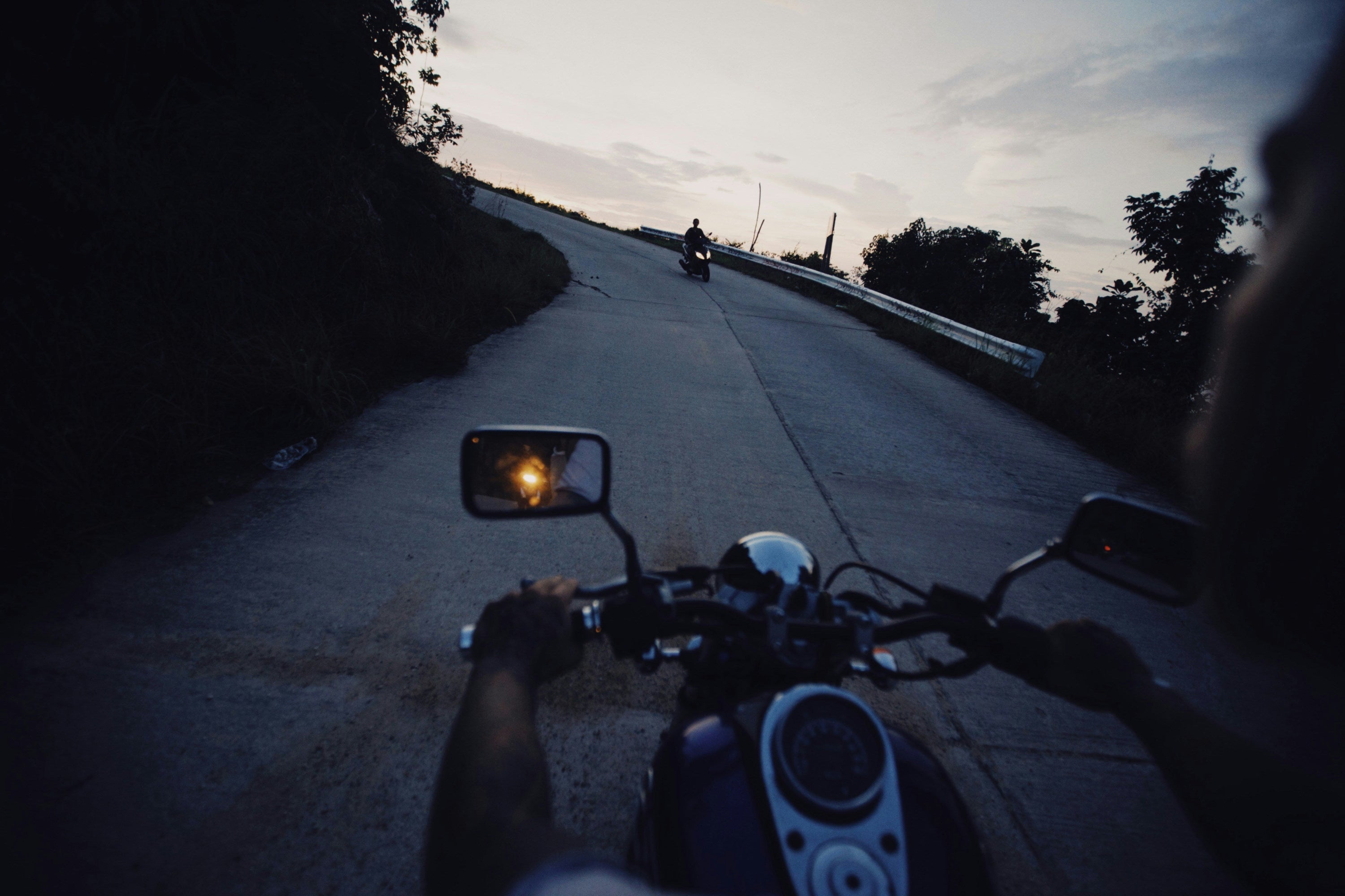 Motorcycle Night Riding Safety Guide: Make Reflective Gear Your “Mobile Warning Light”
